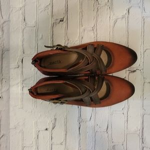 Earth Womens Amber heeled bootie shoe, brick soft buck, 7.5